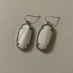 Kendra Scott Elle earrings in white pearl